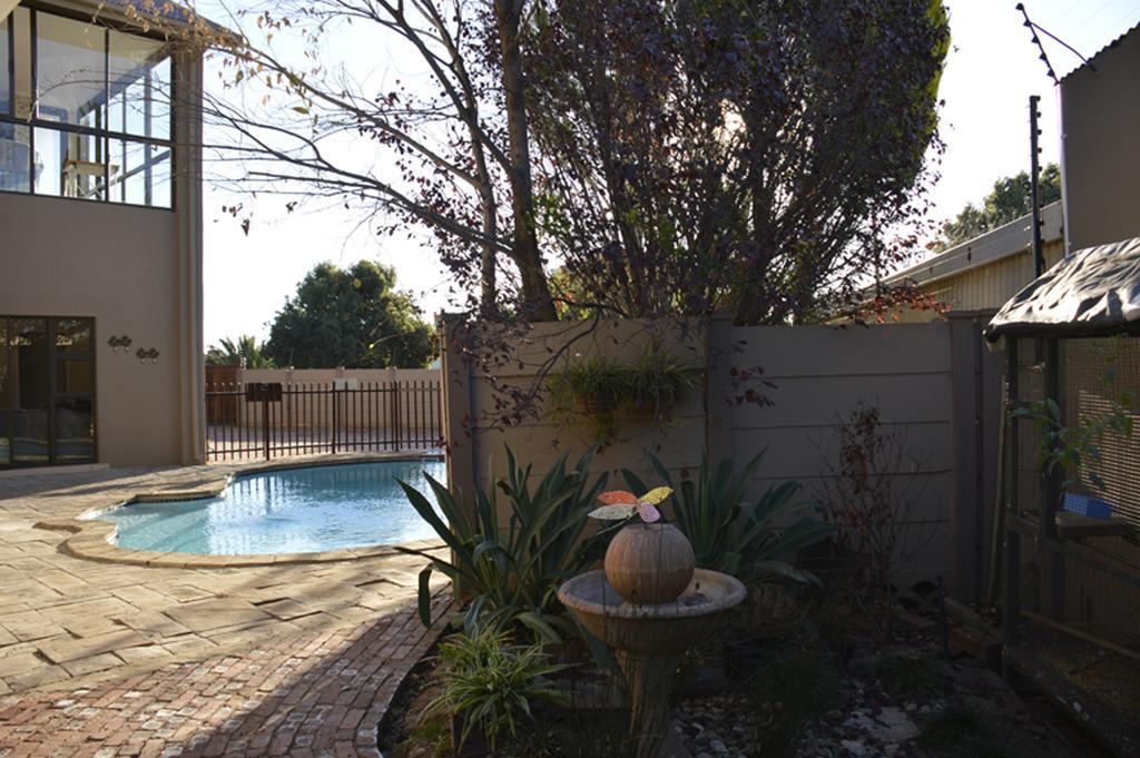 Two Bells Guest House Bloemfontein Exterior photo