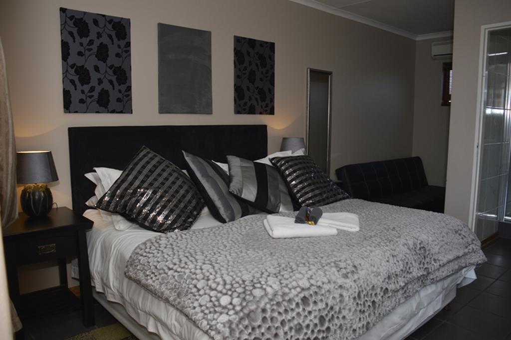 Two Bells Guest House Bloemfontein Exterior photo