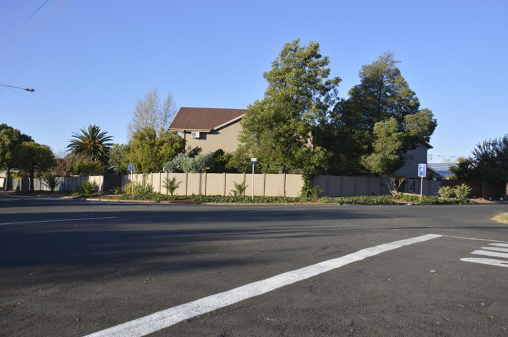 Two Bells Guest House Bloemfontein Exterior photo